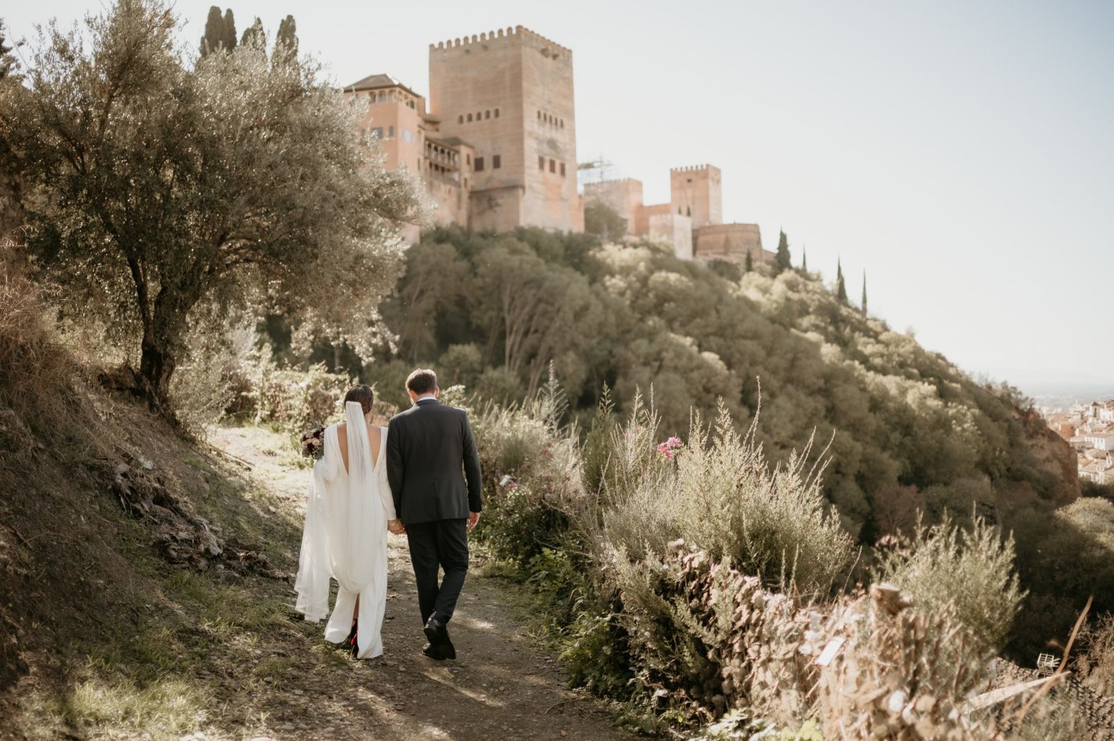 Novios caminando por el sendero hacia la Alhambra