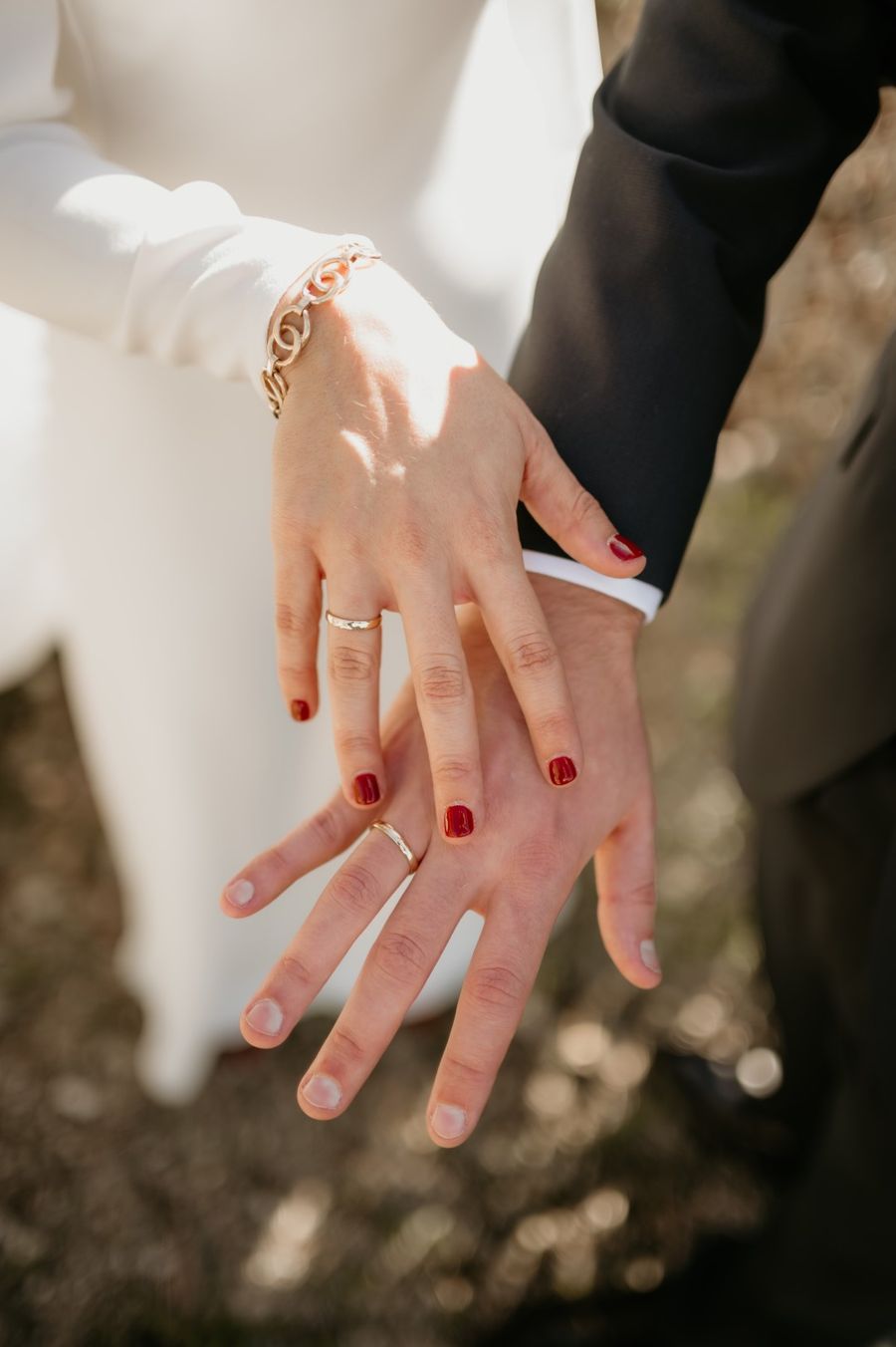 Detalle de las manos de los novios con las alianzas
