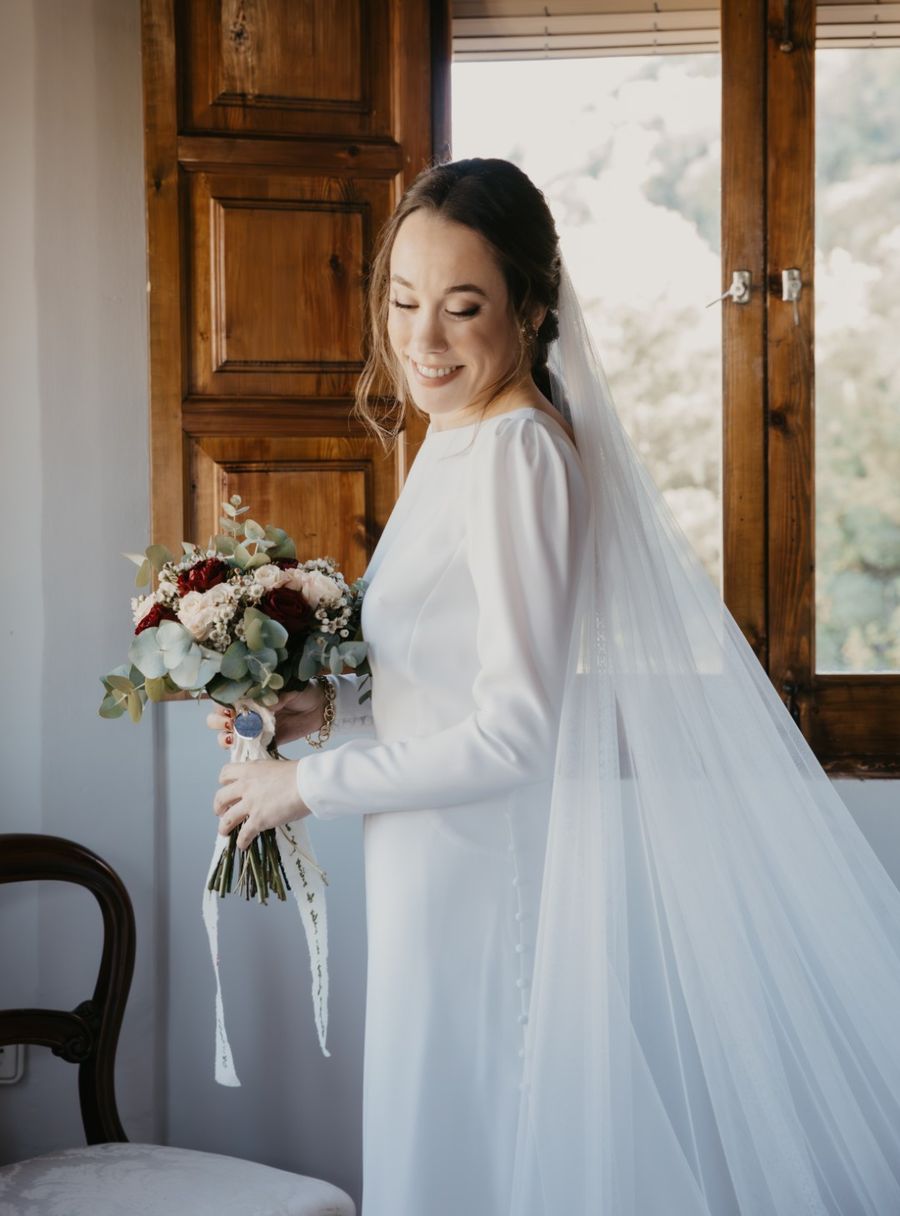 Novia con el ramo y el velo antes de la ceremonia