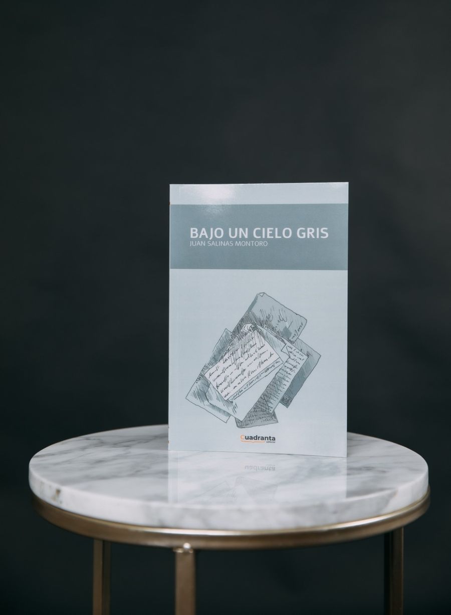 Libro Bajo un cielo gris sobre una mesa de mármol