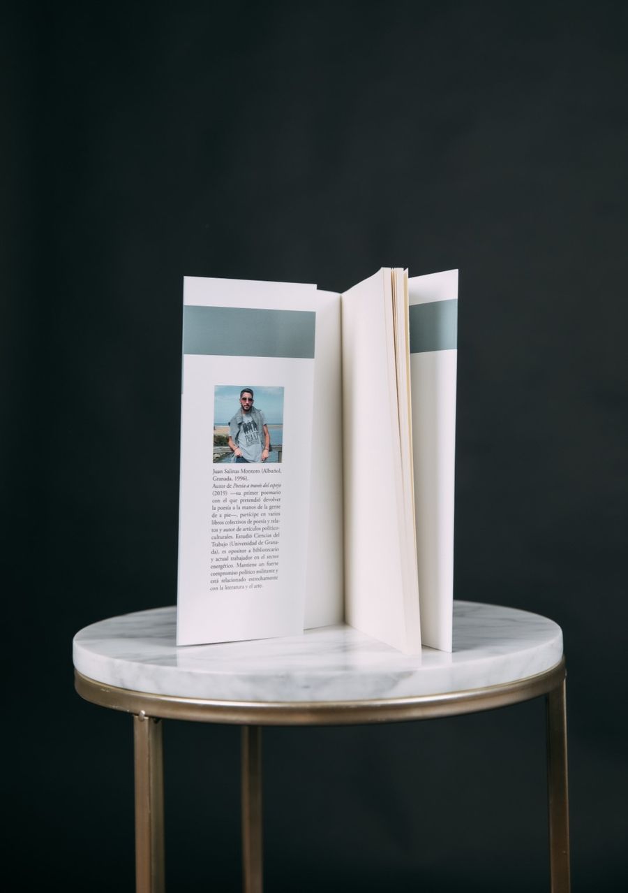 Libro abierto de pie sobre una mesa de mármol