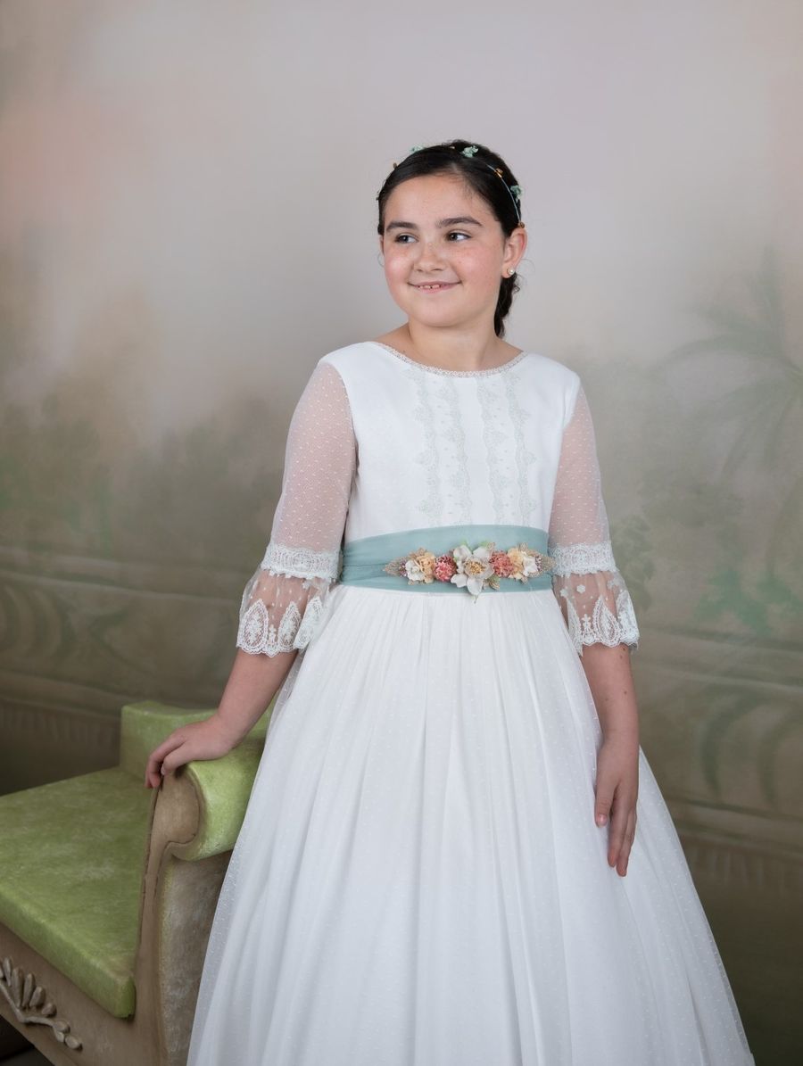 Niña de comunión sonriendo en el estudio
