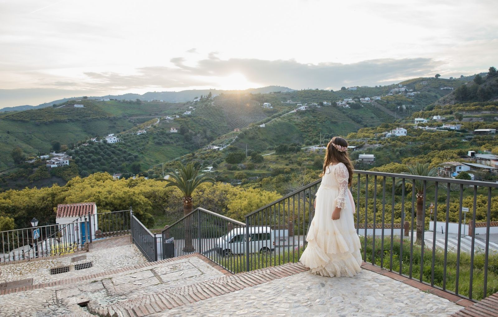 Niña de comunión en un mirador al atardecer