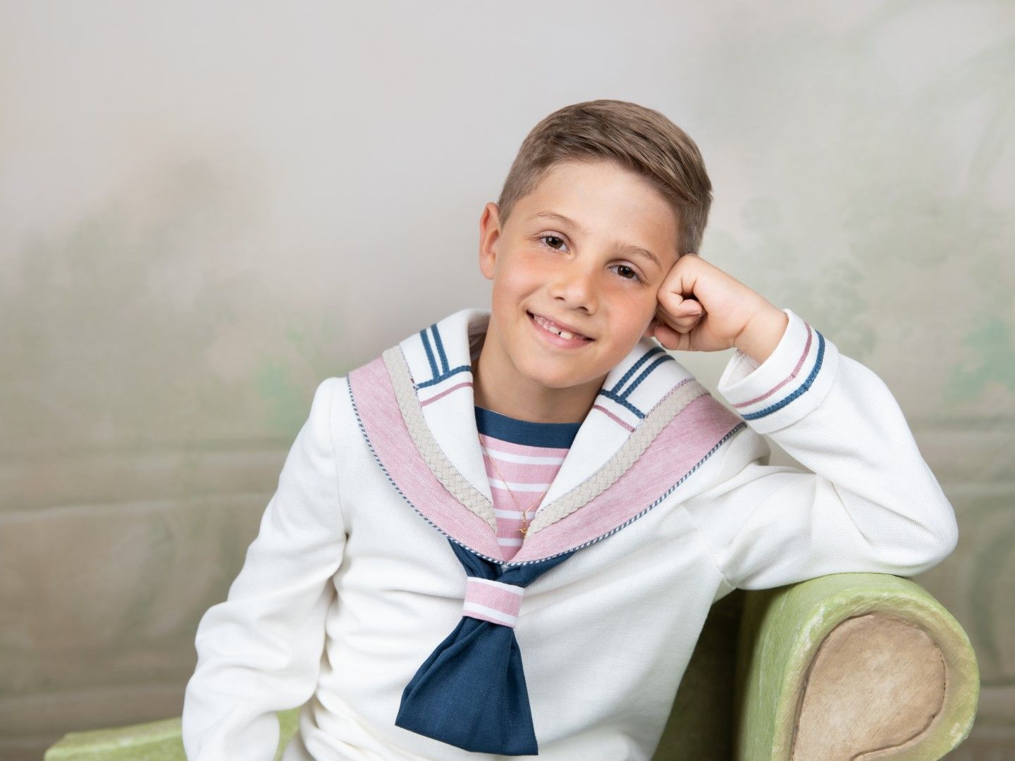 Retrato de niño de comunión vestido de marinero