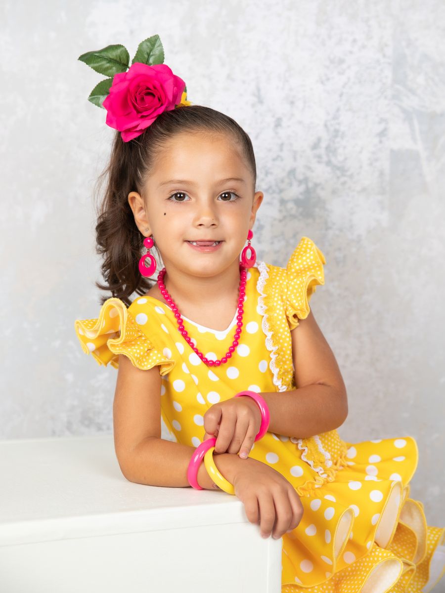 Niña vestida de flamenca en el estudio