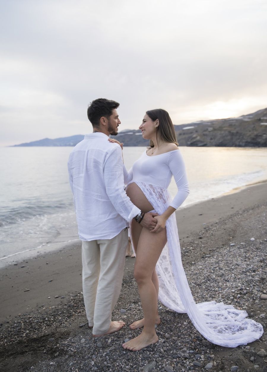 Pareja mirándose en la orilla del mar