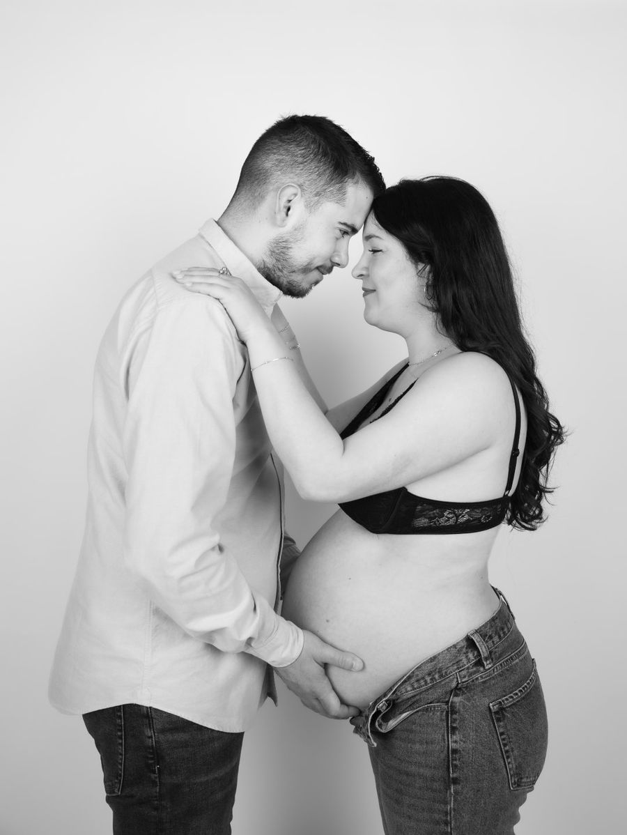 Pareja frente con frente en blanco y negro