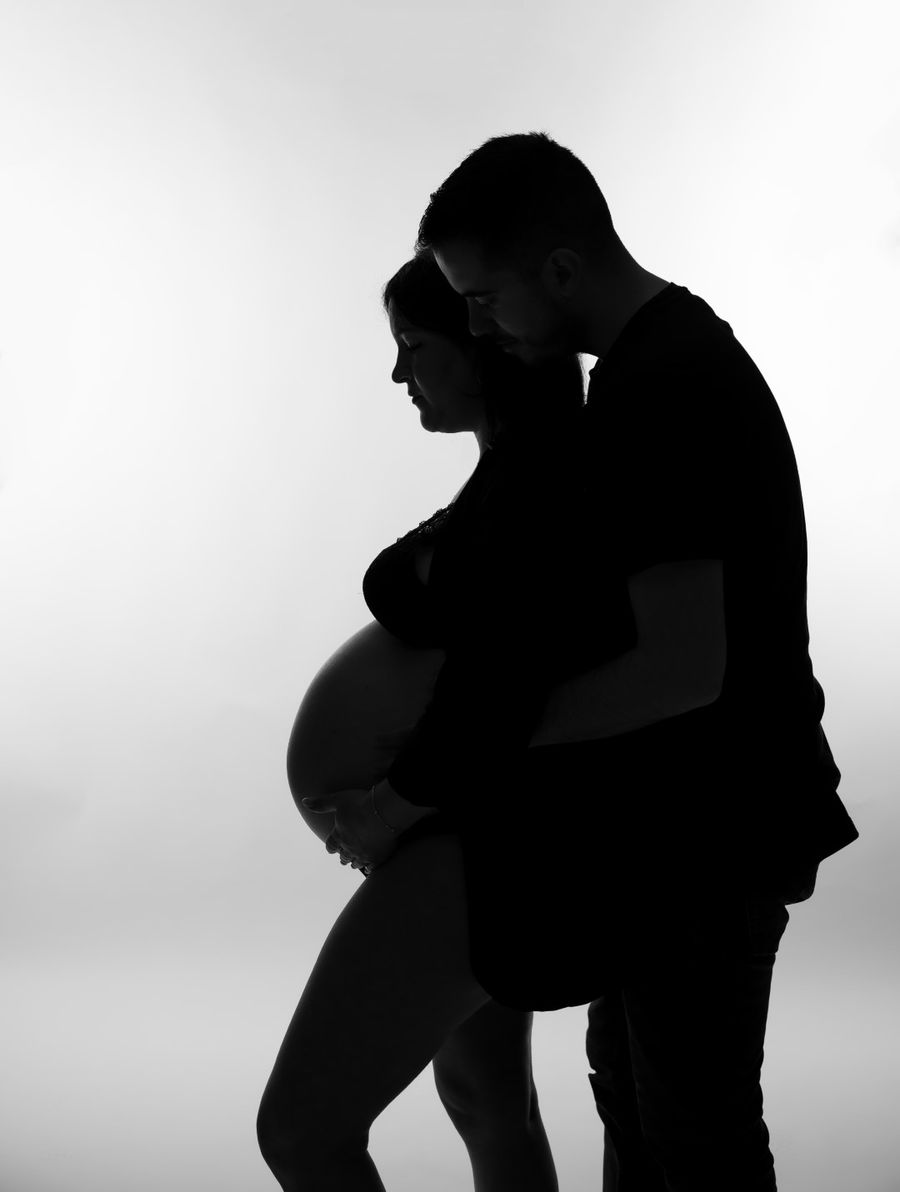 Silueta de pareja esperando un bebé