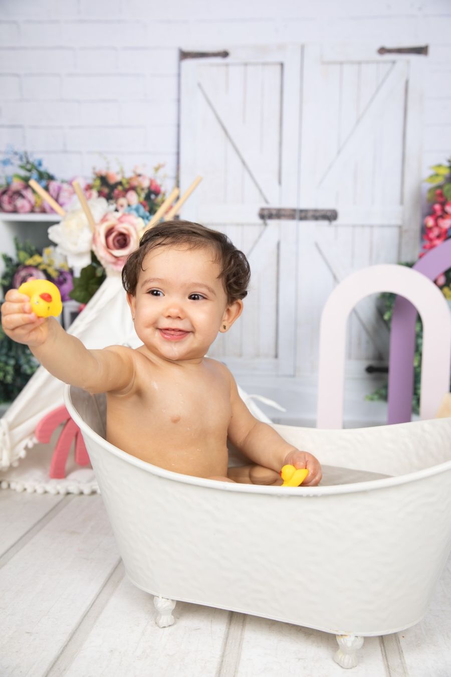 Bebé riendo en la bañera