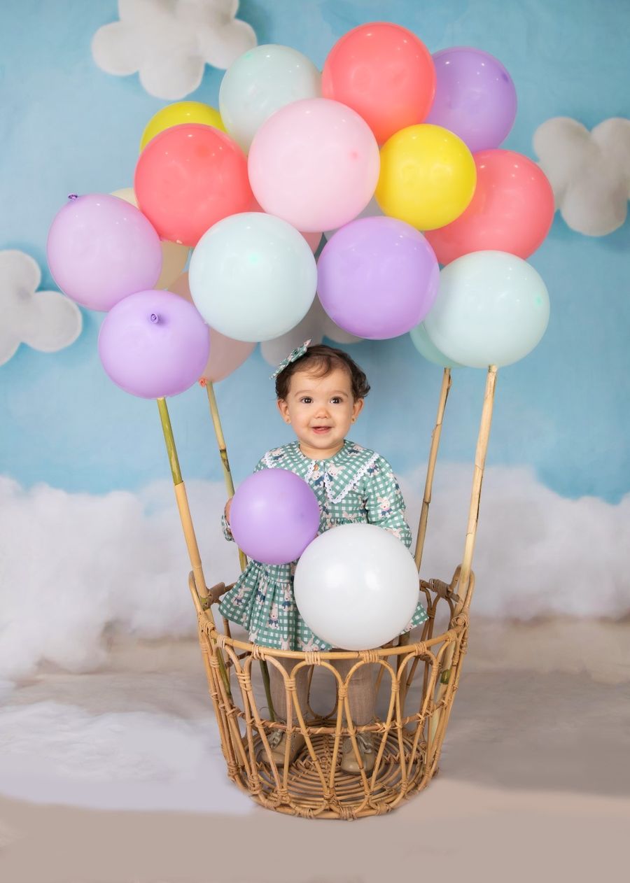 Bebé en una cesta de globo aerostático