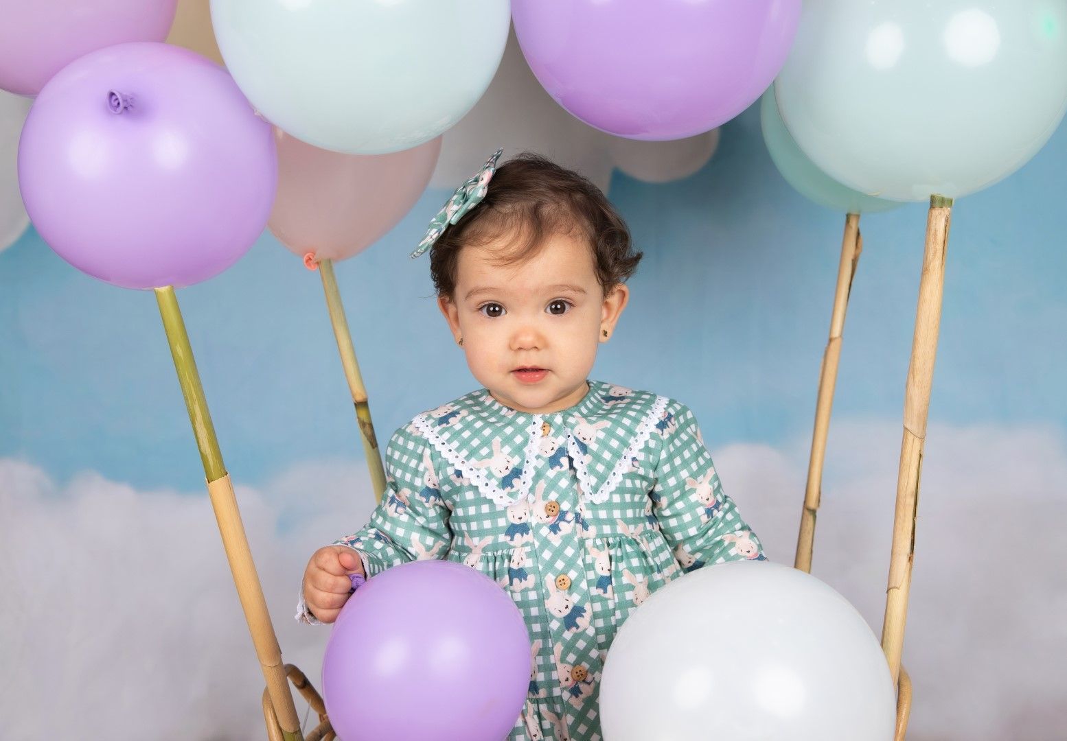 Bebé entre globos de colores